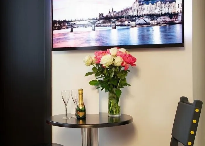 Отель Le Clos De Notre Dame 3*